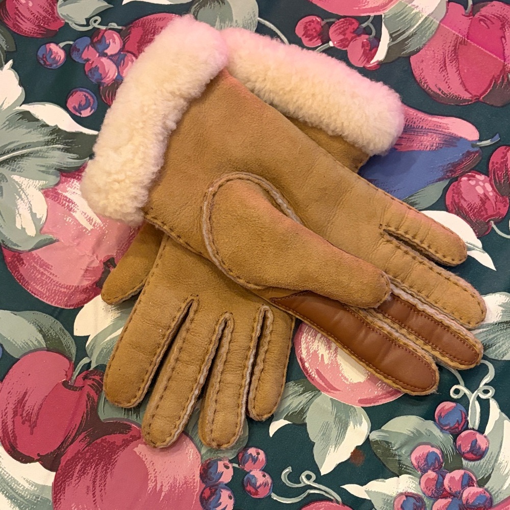 UGG Sheepskin Seamed Tech Tan Shearling Lined Gloves - Picture 3 of 8